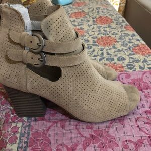 Sanoma peep toe sandals.